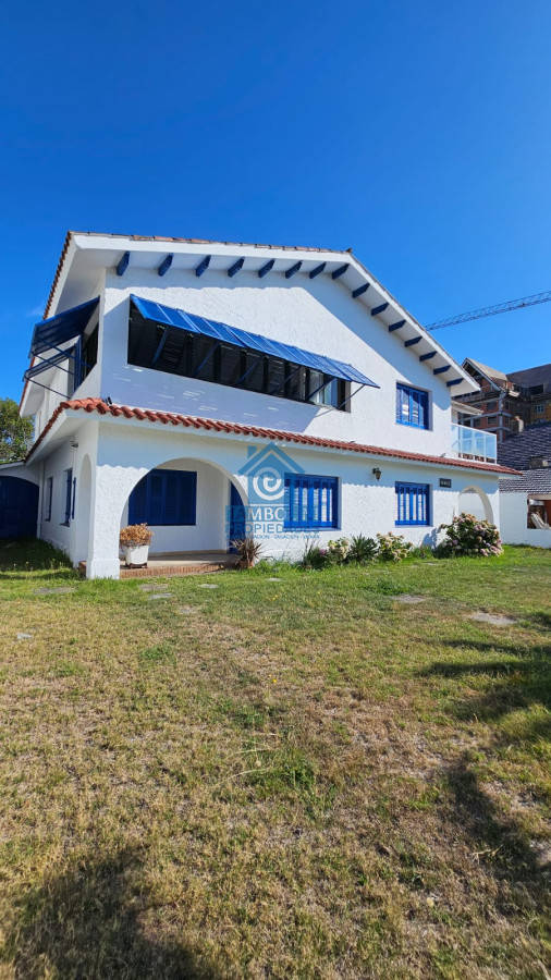 Casa ID.294 - Importante residencia frente al mar en venta.