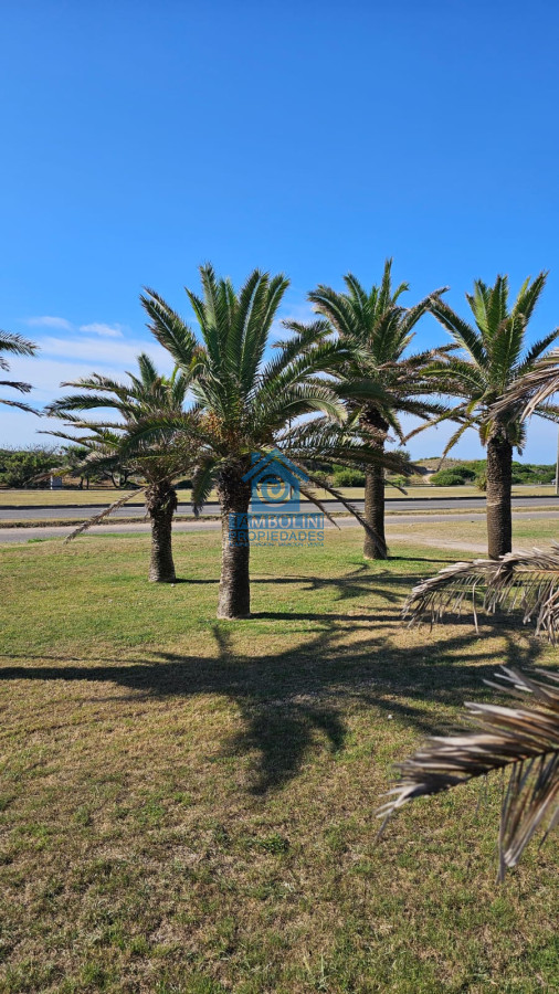 Casa ID.294 - Importante residencia frente al mar en venta.