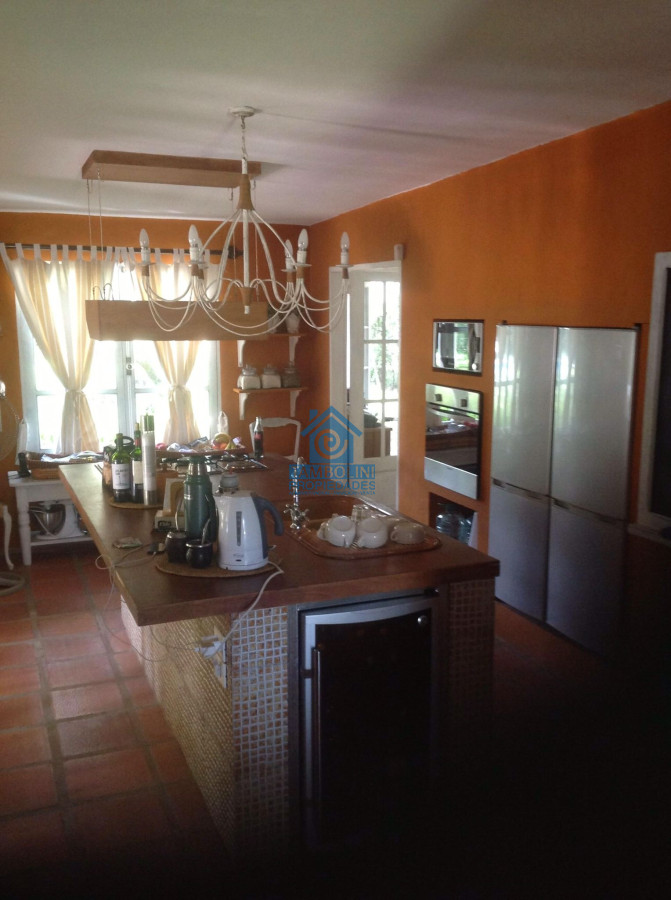 Casa ID.732 - Chalet de 4 dormitorios, piscina y parrillero en alquiler. Zona tranquila. Punta del Este.