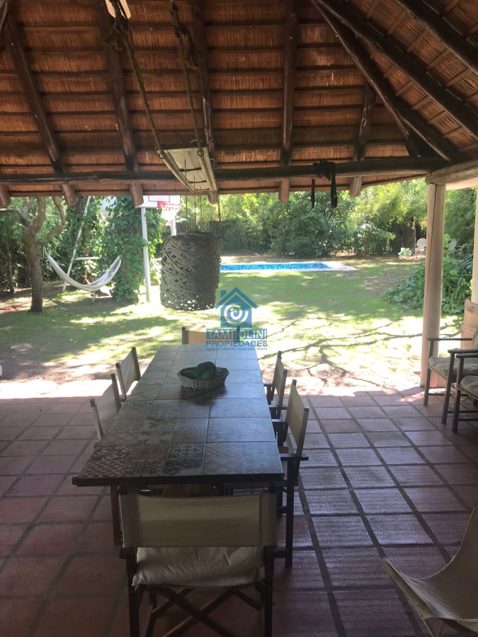 Casa ID.732 - Chalet de 4 dormitorios, piscina y parrillero en alquiler. Zona tranquila. Punta del Este.