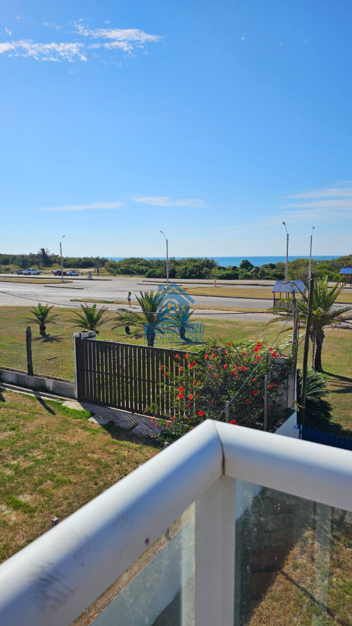 Casa ID.294 - Importante residencia frente al mar en venta.