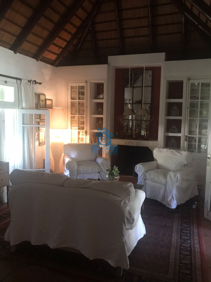 Casa ID.732 - Chalet de 4 dormitorios, piscina y parrillero en alquiler. Zona tranquila. Punta del Este.