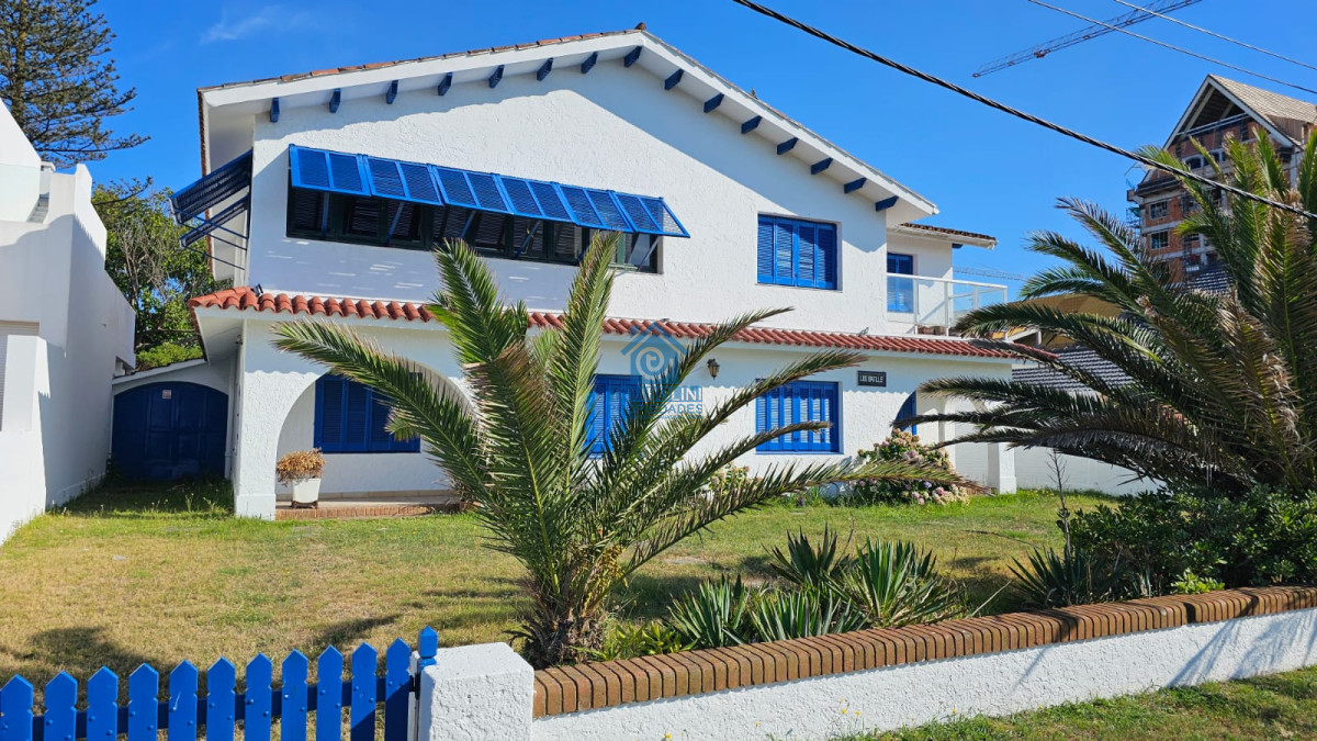 Casa ID.294 - Importante residencia frente al mar en venta.