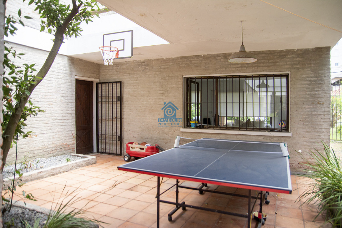 Casa ID.1114 - Excelente chalet de 5 dormitorios en venta a pasos de Playa Mansa Punta del Este