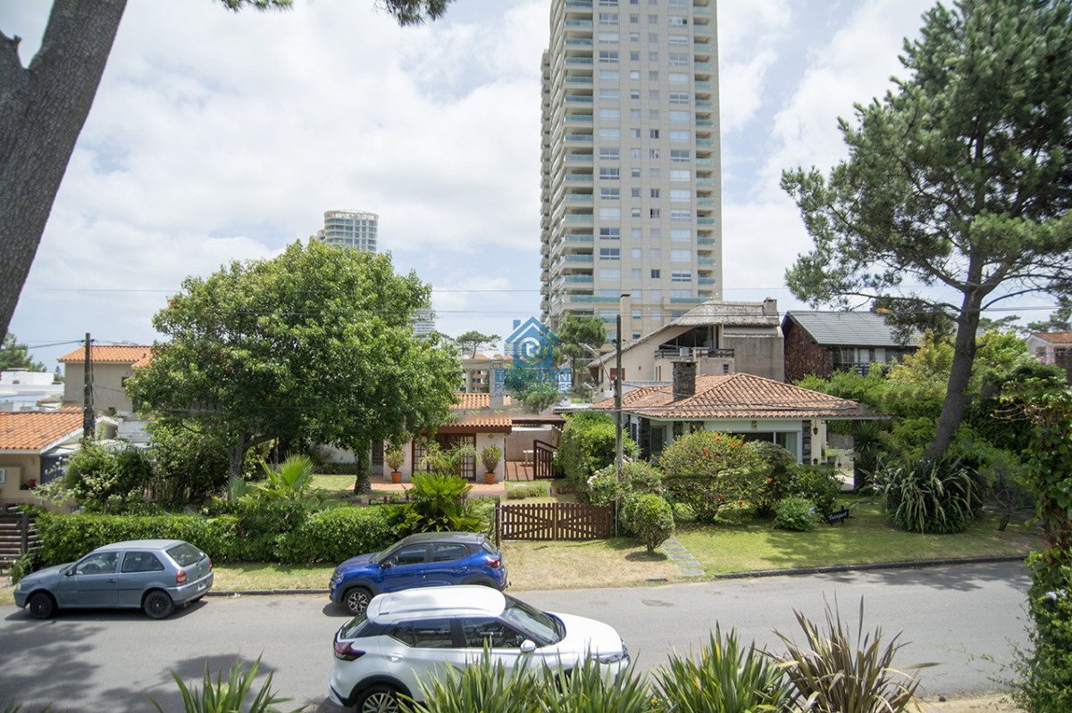 Casa ID.1114 - Excelente chalet de 5 dormitorios en venta a pasos de Playa Mansa Punta del Este