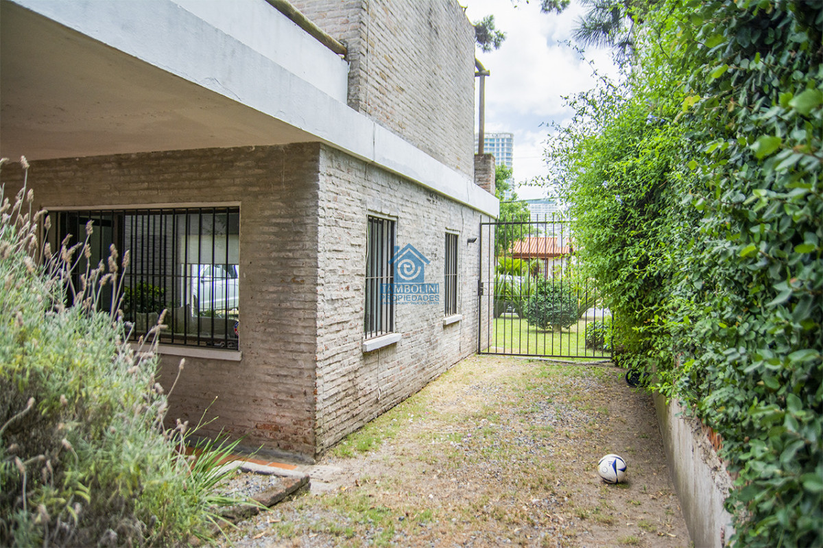 Casa ID.1114 - Excelente chalet de 5 dormitorios en venta a pasos de Playa Mansa Punta del Este