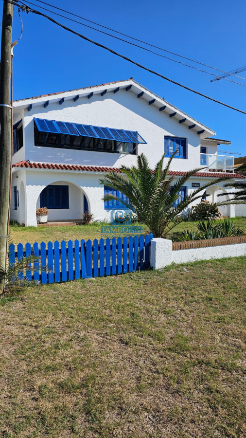 Casa ID.294 - Importante residencia frente al mar en venta.