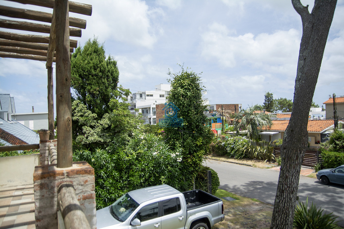 Casa ID.1114 - Excelente chalet de 5 dormitorios en venta a pasos de Playa Mansa Punta del Este