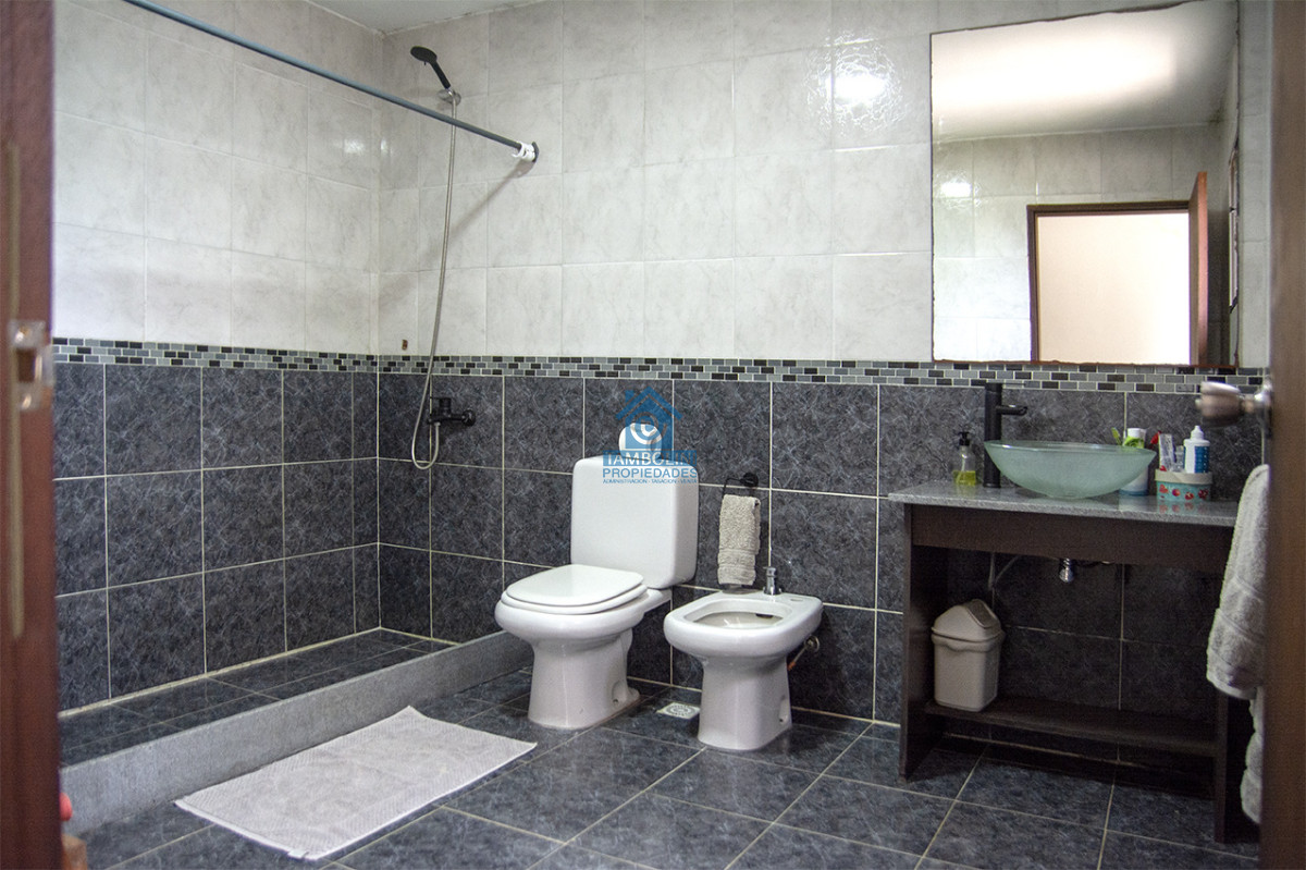 Casa ID.1114 - Excelente chalet de 5 dormitorios en venta a pasos de Playa Mansa Punta del Este