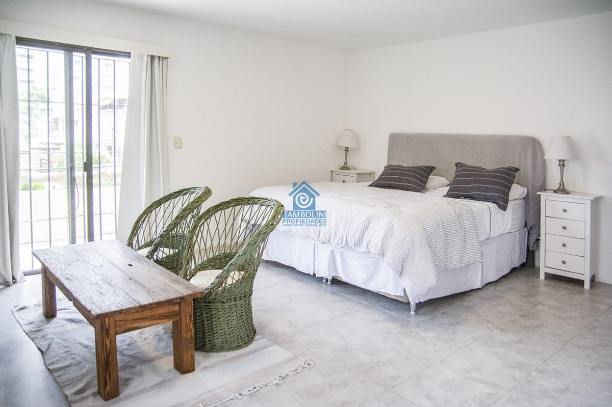 Casa ID.1114 - Excelente chalet de 5 dormitorios en venta a pasos de Playa Mansa Punta del Este