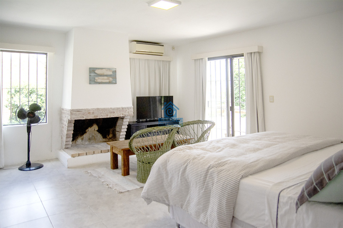 Casa ID.1114 - Excelente chalet de 5 dormitorios en venta a pasos de Playa Mansa Punta del Este