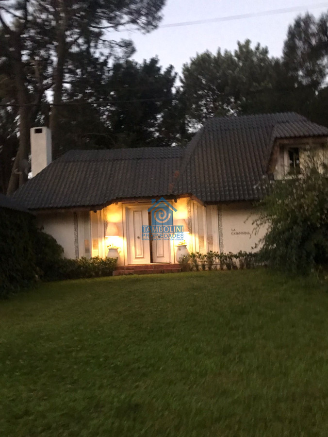 Casa ID.732 - Chalet de 4 dormitorios, piscina y parrillero en alquiler. Zona tranquila. Punta del Este.