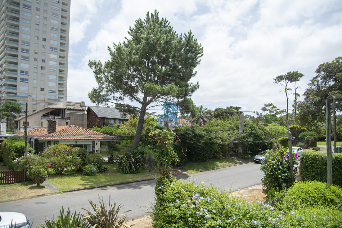 Casa ID.1114 - Excelente chalet de 5 dormitorios en venta a pasos de Playa Mansa Punta del Este