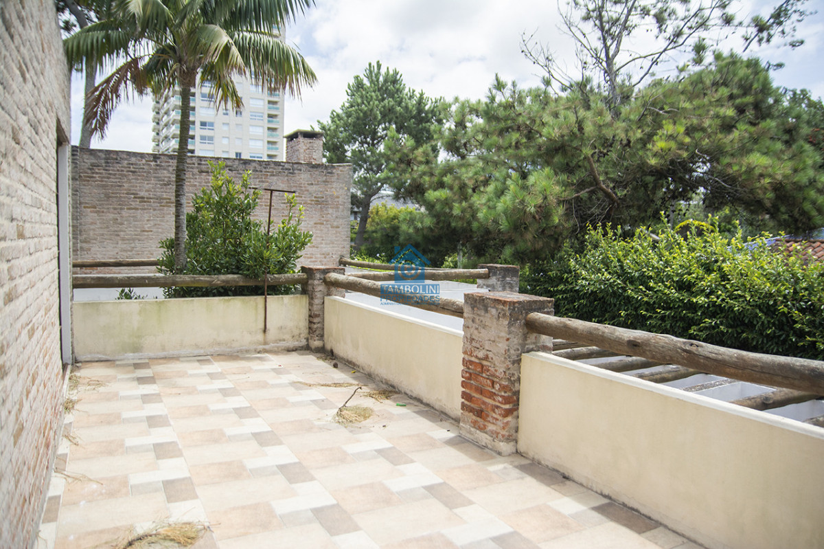 Casa ID.1114 - Excelente chalet de 5 dormitorios en venta a pasos de Playa Mansa Punta del Este