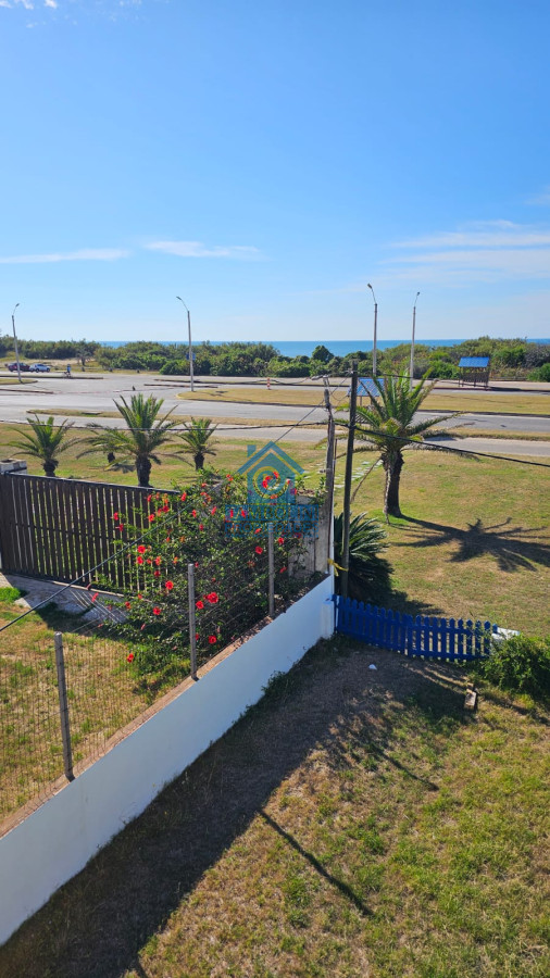 Casa ID.294 - Importante residencia frente al mar en venta.