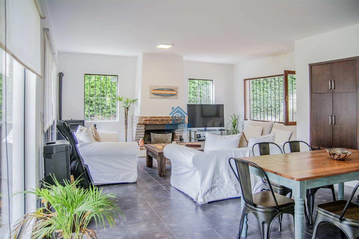 Casa ID.1114 - Excelente chalet de 5 dormitorios en venta a pasos de Playa Mansa Punta del Este