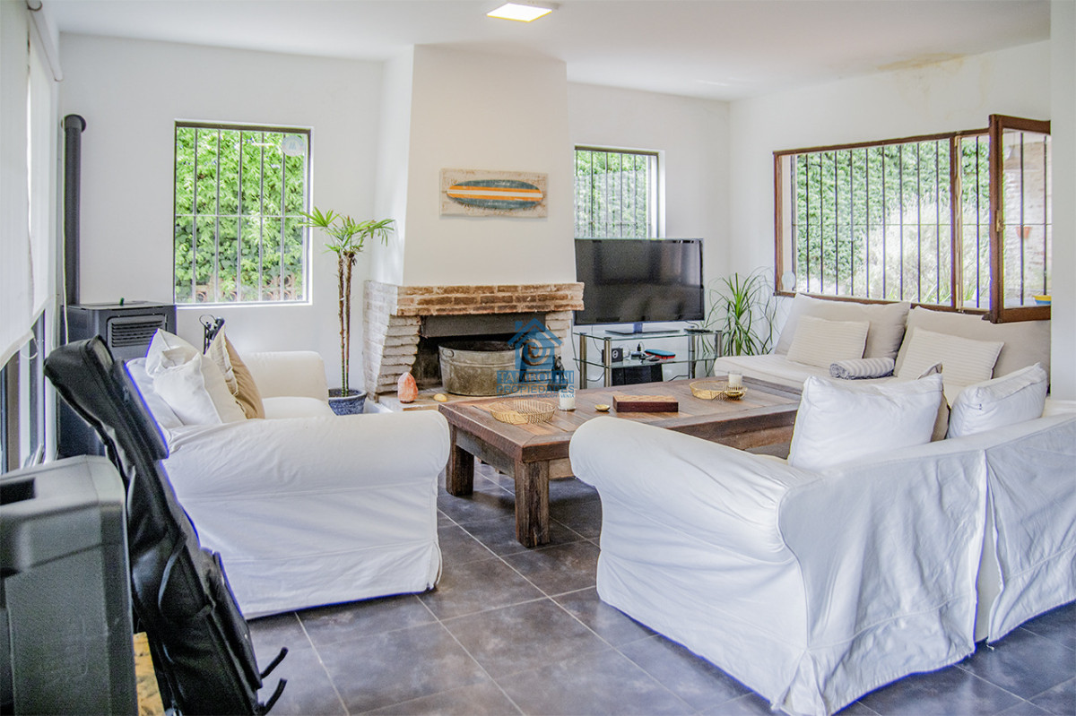 Casa ID.1114 - Excelente chalet de 5 dormitorios en venta a pasos de Playa Mansa Punta del Este