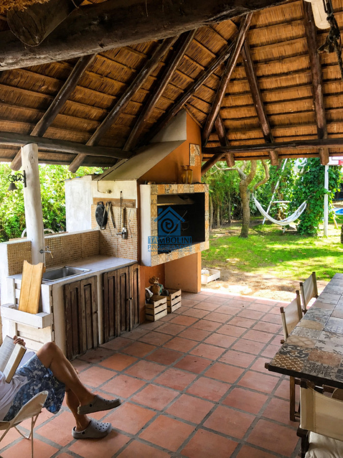 Casa ID.732 - Chalet de 4 dormitorios, piscina y parrillero en alquiler. Zona tranquila. Punta del Este.