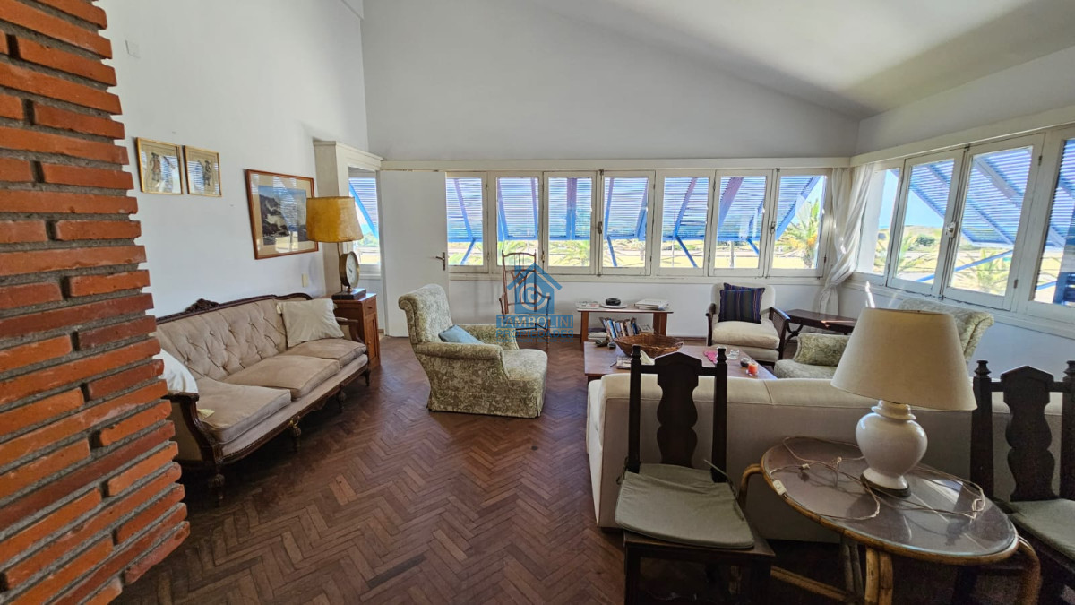 Casa ID.294 - Importante residencia frente al mar en venta.