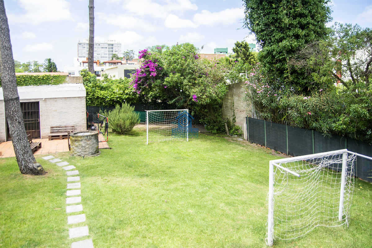 Casa ID.1114 - Excelente chalet de 5 dormitorios en venta a pasos de Playa Mansa Punta del Este