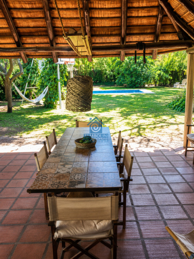 Casa ID.732 - Chalet de 4 dormitorios, piscina y parrillero en alquiler. Zona tranquila. Punta del Este.
