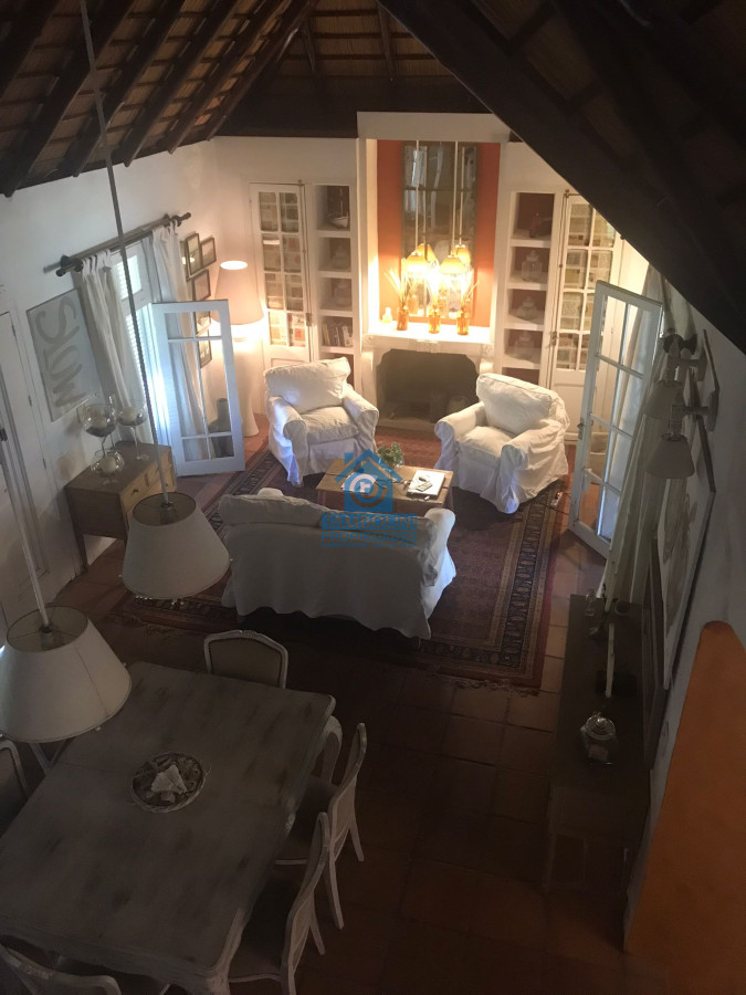 Casa ID.732 - Chalet de 4 dormitorios, piscina y parrillero en alquiler. Zona tranquila. Punta del Este.