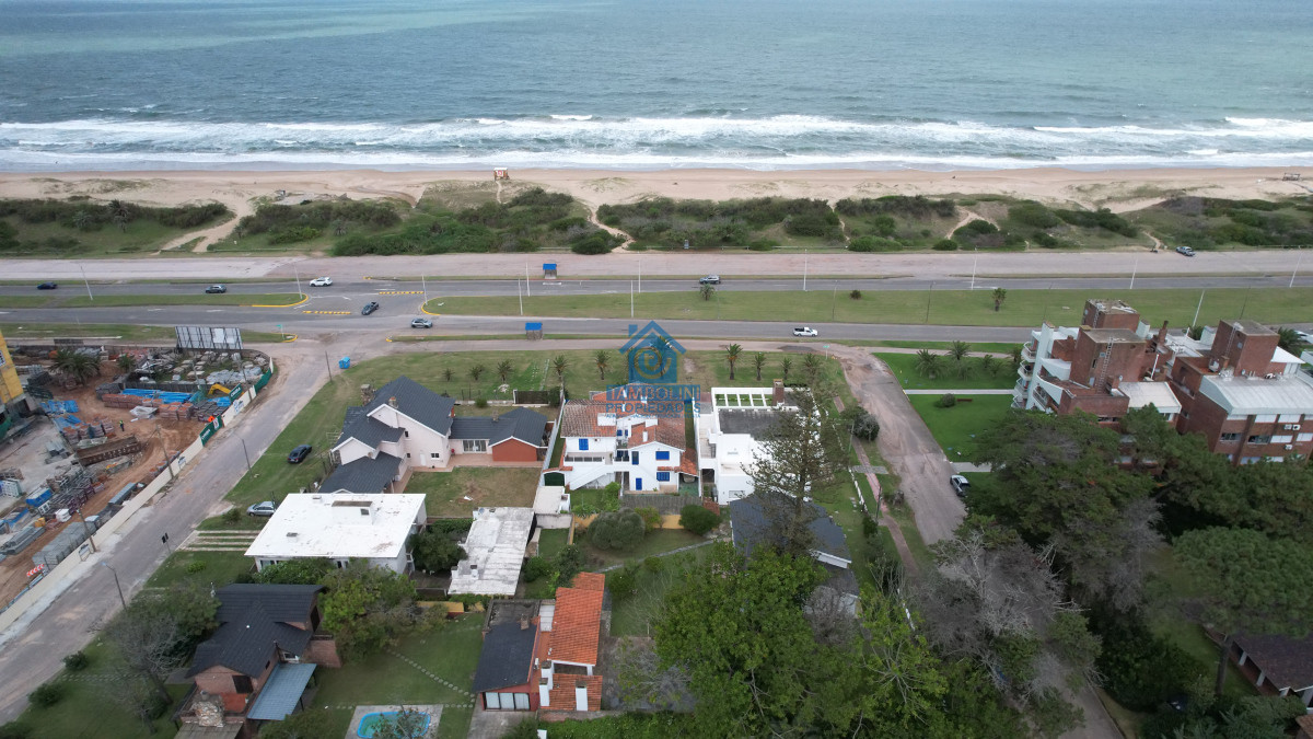 Casa ID.294 - Importante residencia frente al mar en venta.