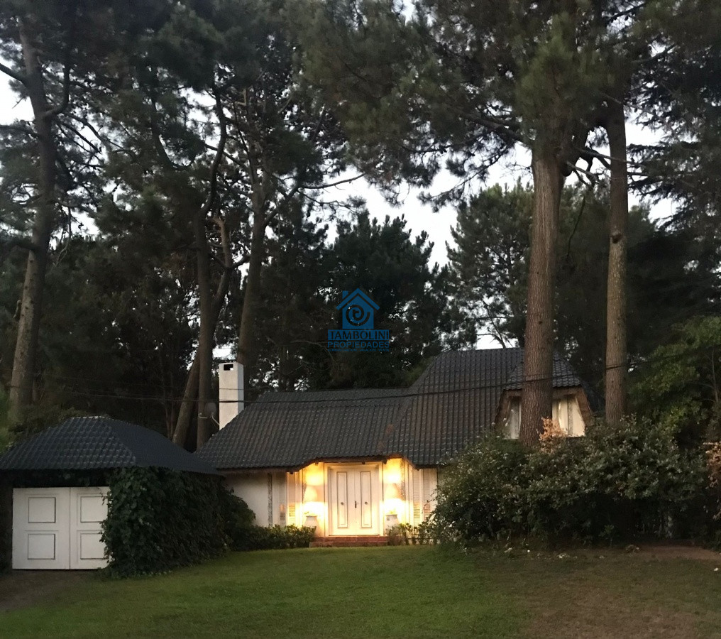 Casa ID.732 - Chalet de 4 dormitorios, piscina y parrillero en alquiler. Zona tranquila. Punta del Este.