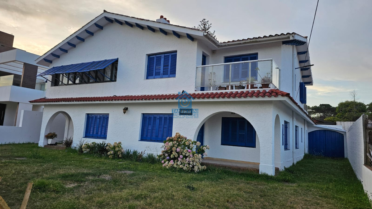 Casa ID.294 - Importante residencia frente al mar en venta.