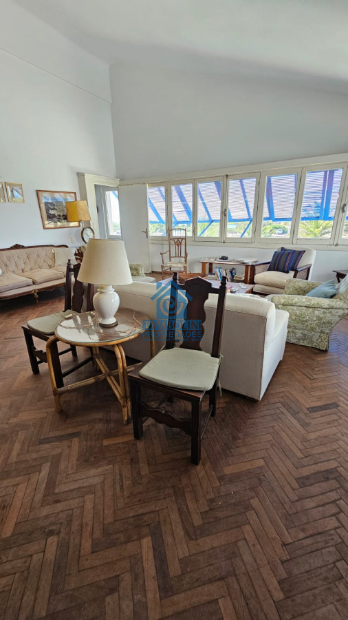 Casa ID.294 - Importante residencia frente al mar en venta.