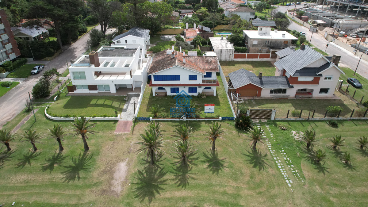 Casa ID.294 - Importante residencia frente al mar en venta.
