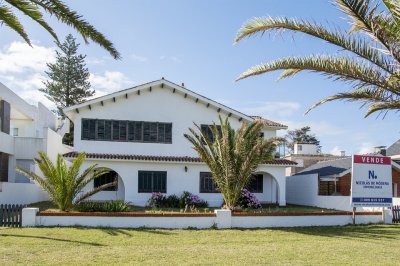 Importante residencia frente al mar en venta.