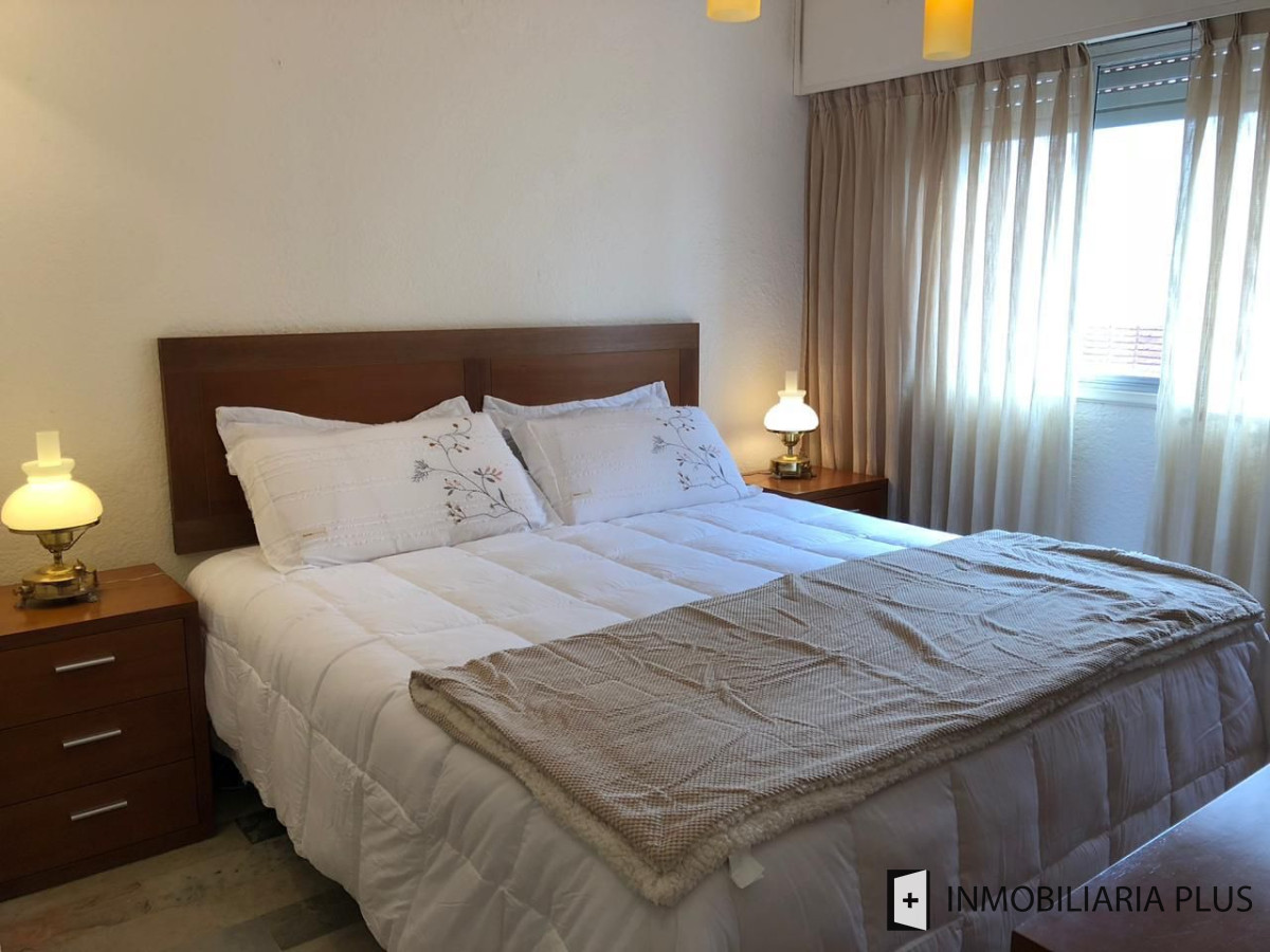 Apartamento ID.563 - Venta de Departamento de 3 dormitorio 78 m2 + Terraza con parrillero propio último piso frente al mar Punta del Este C970