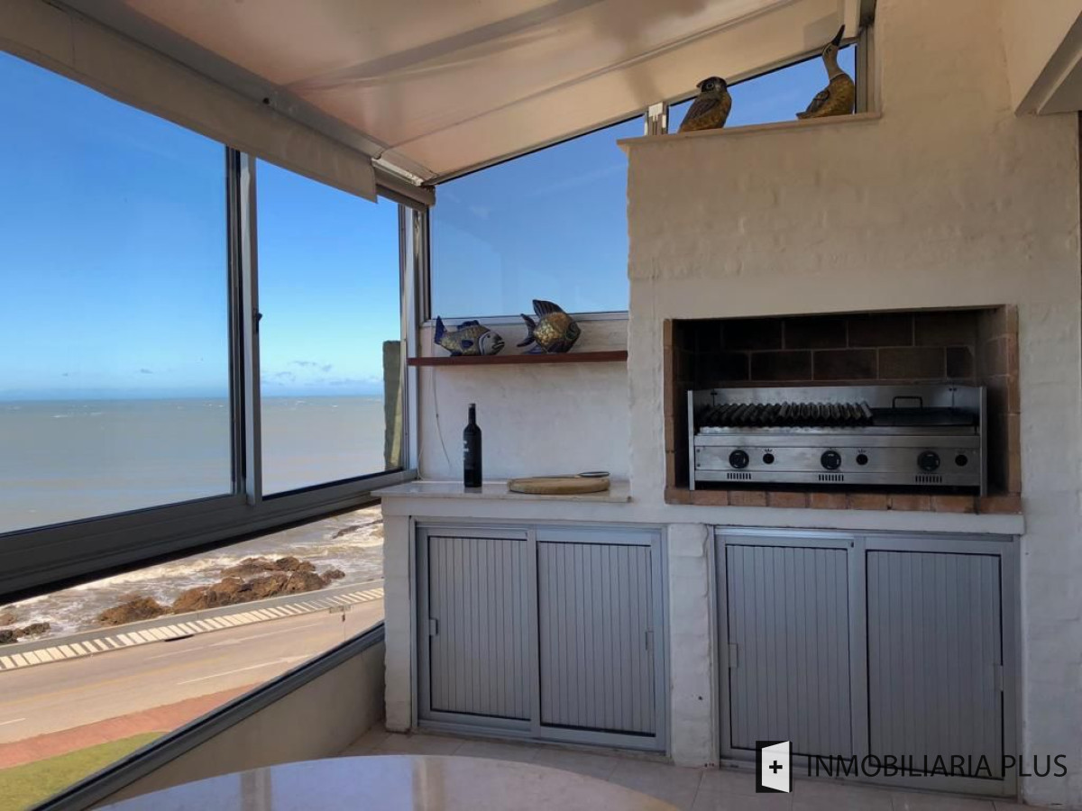 Apartamento ID.563 - Venta de Departamento de 3 dormitorio 78 m2 + Terraza con parrillero propio último piso frente al mar Punta del Este C970
