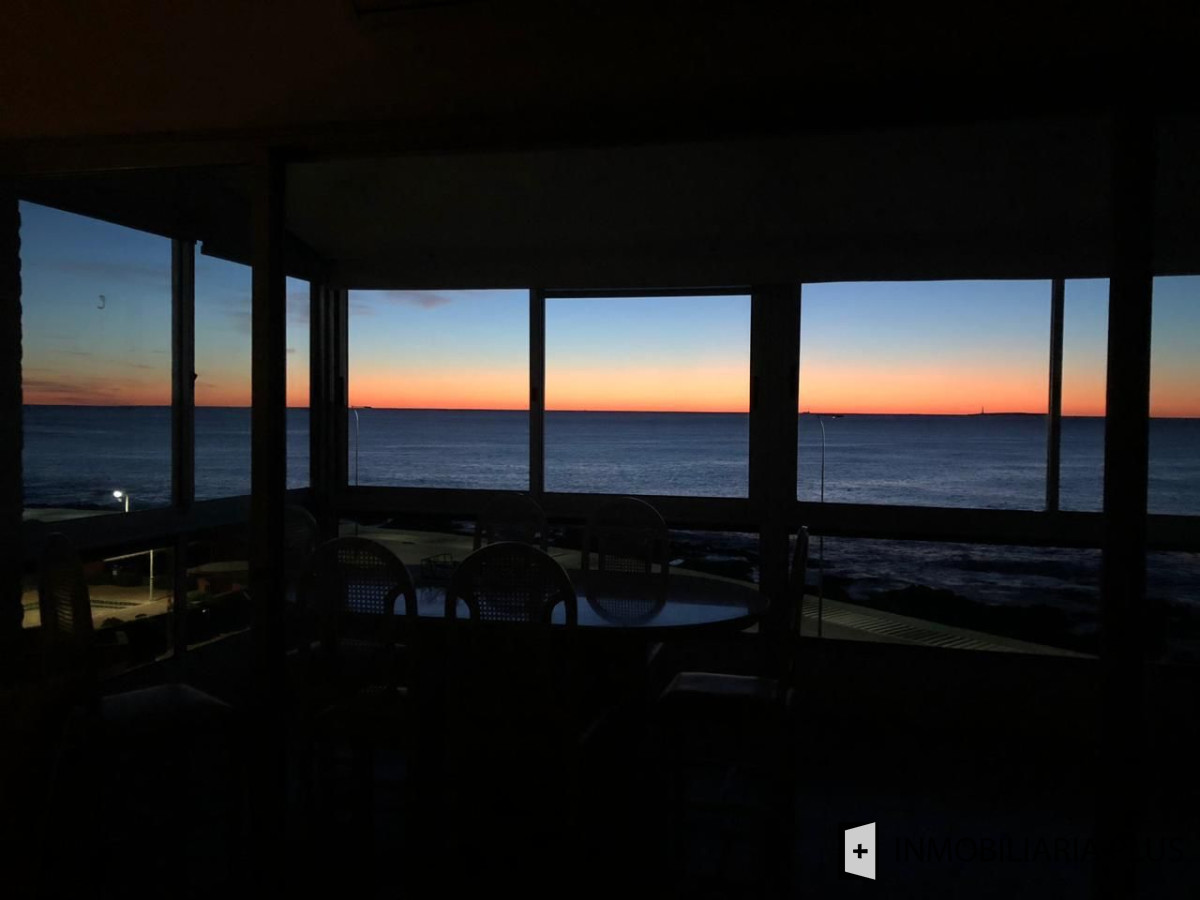 Apartamento ID.563 - Venta de Departamento de 3 dormitorio 78 m2 + Terraza con parrillero propio último piso frente al mar Punta del Este C970
