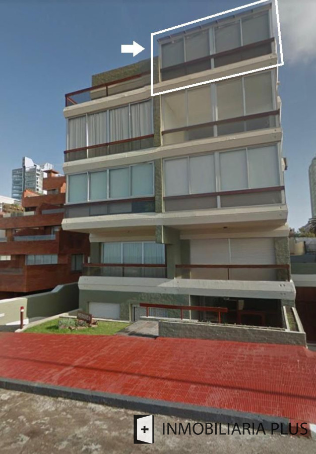 Apartamento ID.563 - Venta de Departamento de 3 dormitorio 78 m2 + Terraza con parrillero propio último piso frente al mar Punta del Este C970