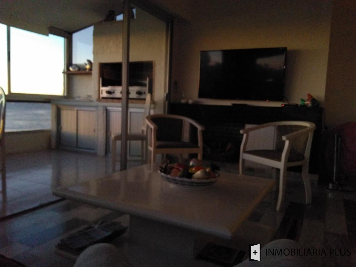 Apartamento ID.563 - Venta de Departamento de 3 dormitorio 78 m2 + Terraza con parrillero propio último piso frente al mar Punta del Este C970