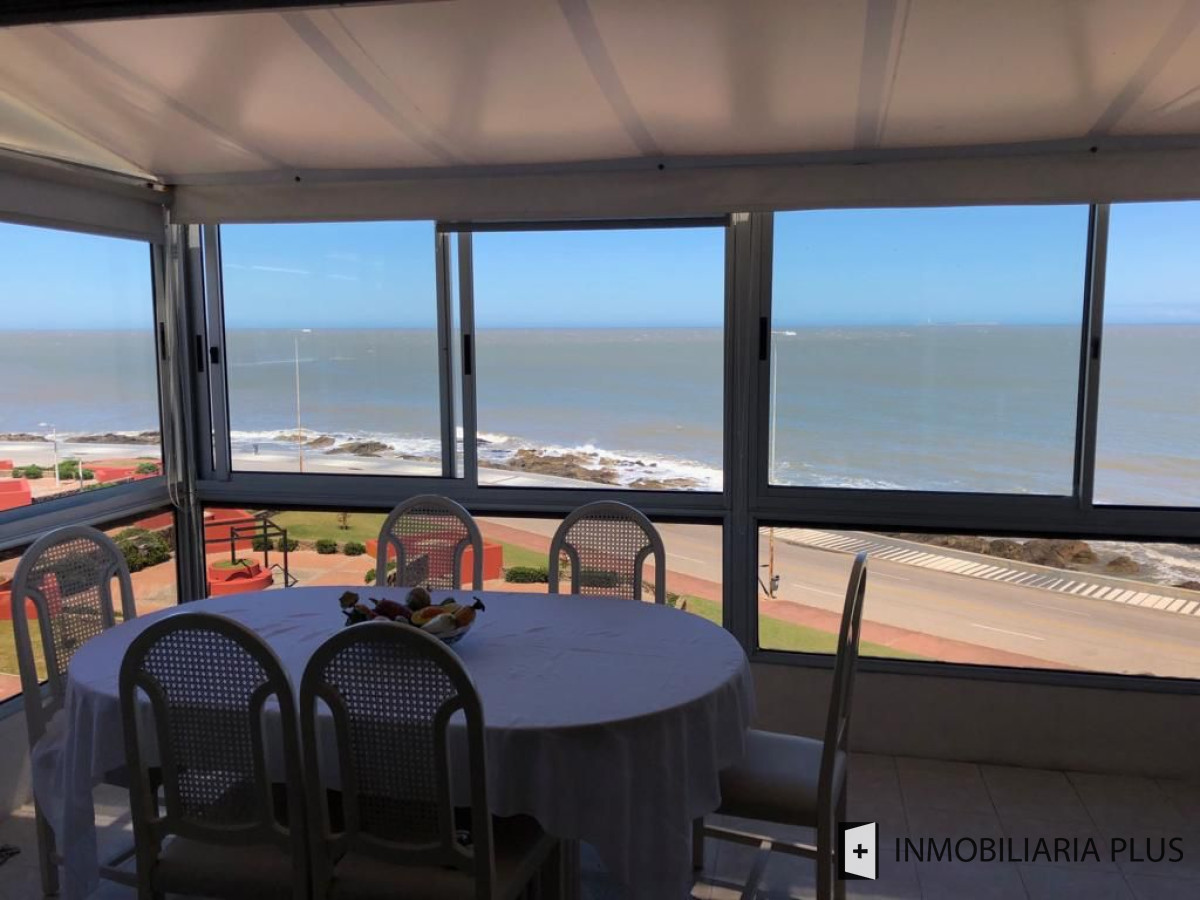 Apartamento ID.563 - Venta de Departamento de 3 dormitorio 78 m2 + Terraza con parrillero propio último piso frente al mar Punta del Este C970