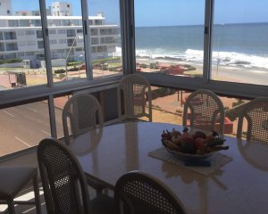 Venta de Departamento de 3 dormitorio 78 m2 + Terraza con parrillero propio último piso frente al mar Punta del Este C970