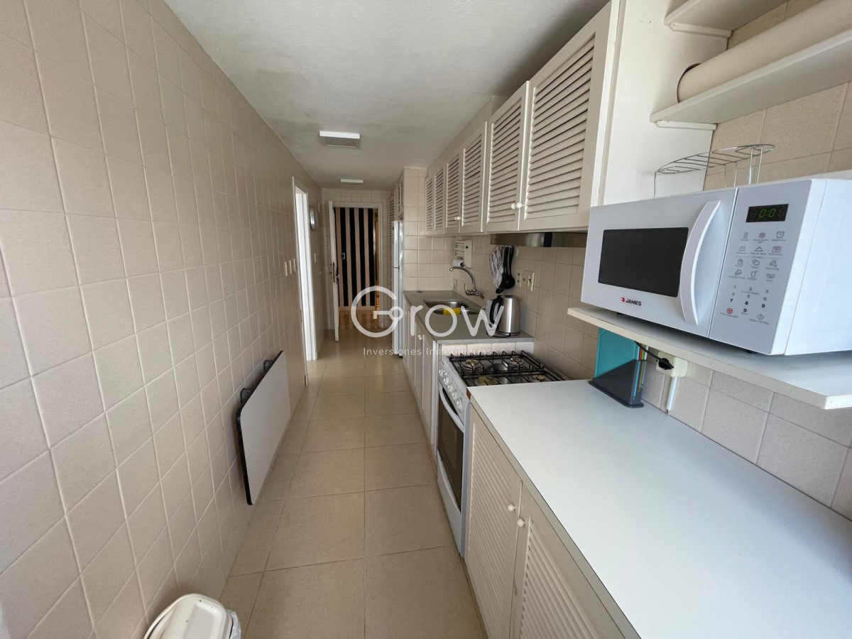 Apartamento ID.3295 - Apartamento de 2 dormitorios con vista al mar en venta en Peninsula.