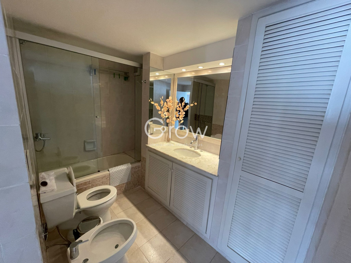 Apartamento ID.3295 - Apartamento de 2 dormitorios con vista al mar en venta en Peninsula.