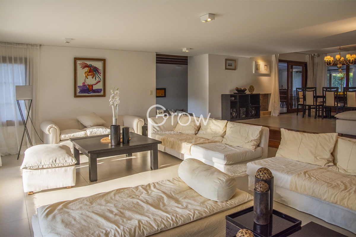 Casa ID.2080 - Casa a la venta en playa mansa Punta Del Este, gran tamaño ubicada en zona privilegiada.