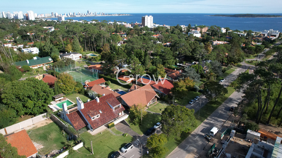 Casa ID.2080 - Casa a la venta en playa mansa Punta Del Este, gran tamaño ubicada en zona privilegiada.