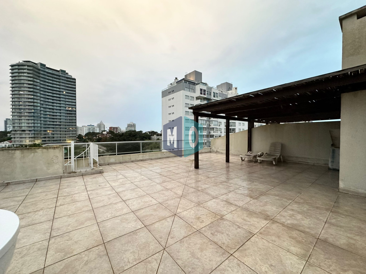 Apartamento ID.884 - Oportunidad. Vende apartamento de 2 dormitorios con azotea y parrillero, Punta del Este 