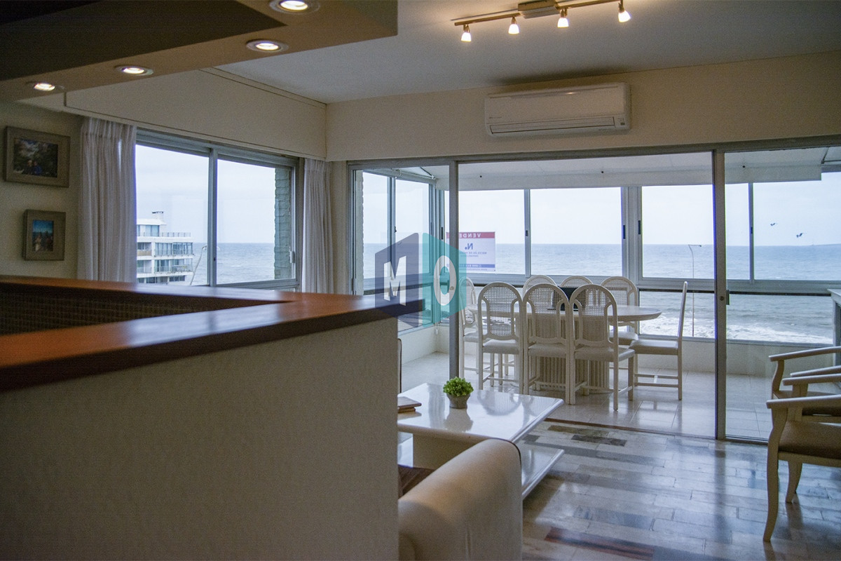 Apartamento ID.372 - Departamento de 3 dormitorio con parrillero en venta , ultimo piso frente al mar, Punta del Este