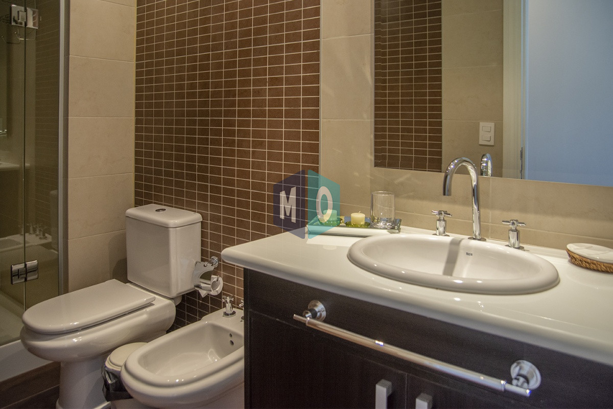 Apartamento ID.619 - Vende apartamento de 3 dormitorios en Torre Imperiale I, Frente al mar, Punta del Este 