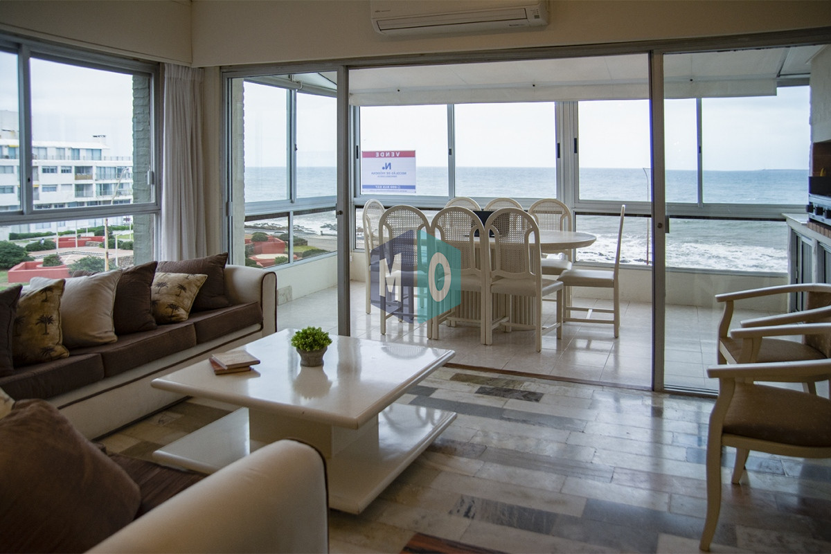 Apartamento ID.372 - Departamento de 3 dormitorio con parrillero en venta , ultimo piso frente al mar, Punta del Este