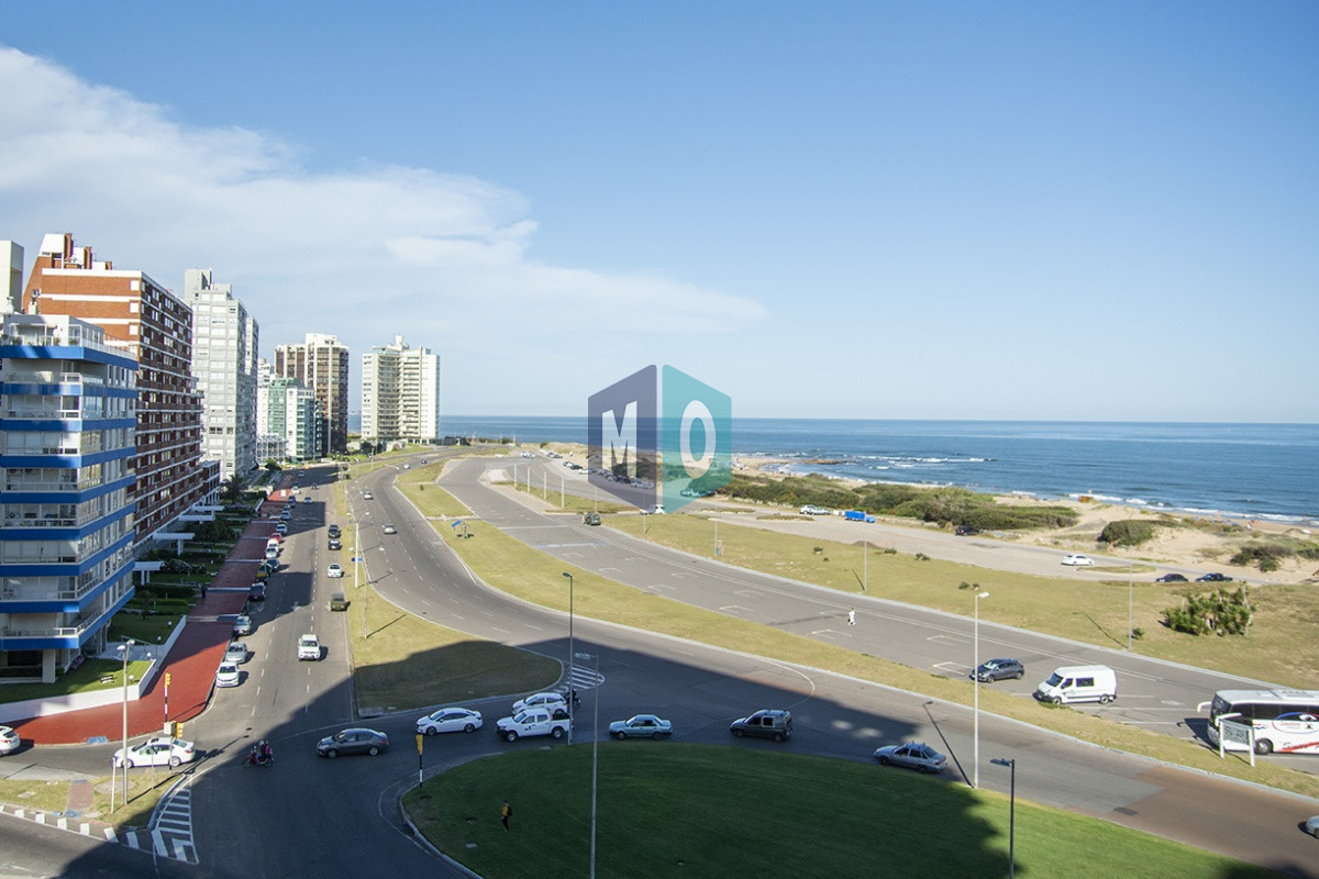 Apartamento ID.619 - Vende apartamento de 3 dormitorios en Torre Imperiale I, Frente al mar, Punta del Este 