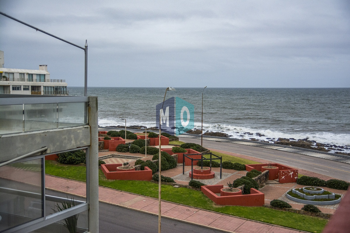 Apartamento ID.372 - Departamento de 3 dormitorio con parrillero en venta , ultimo piso frente al mar, Punta del Este