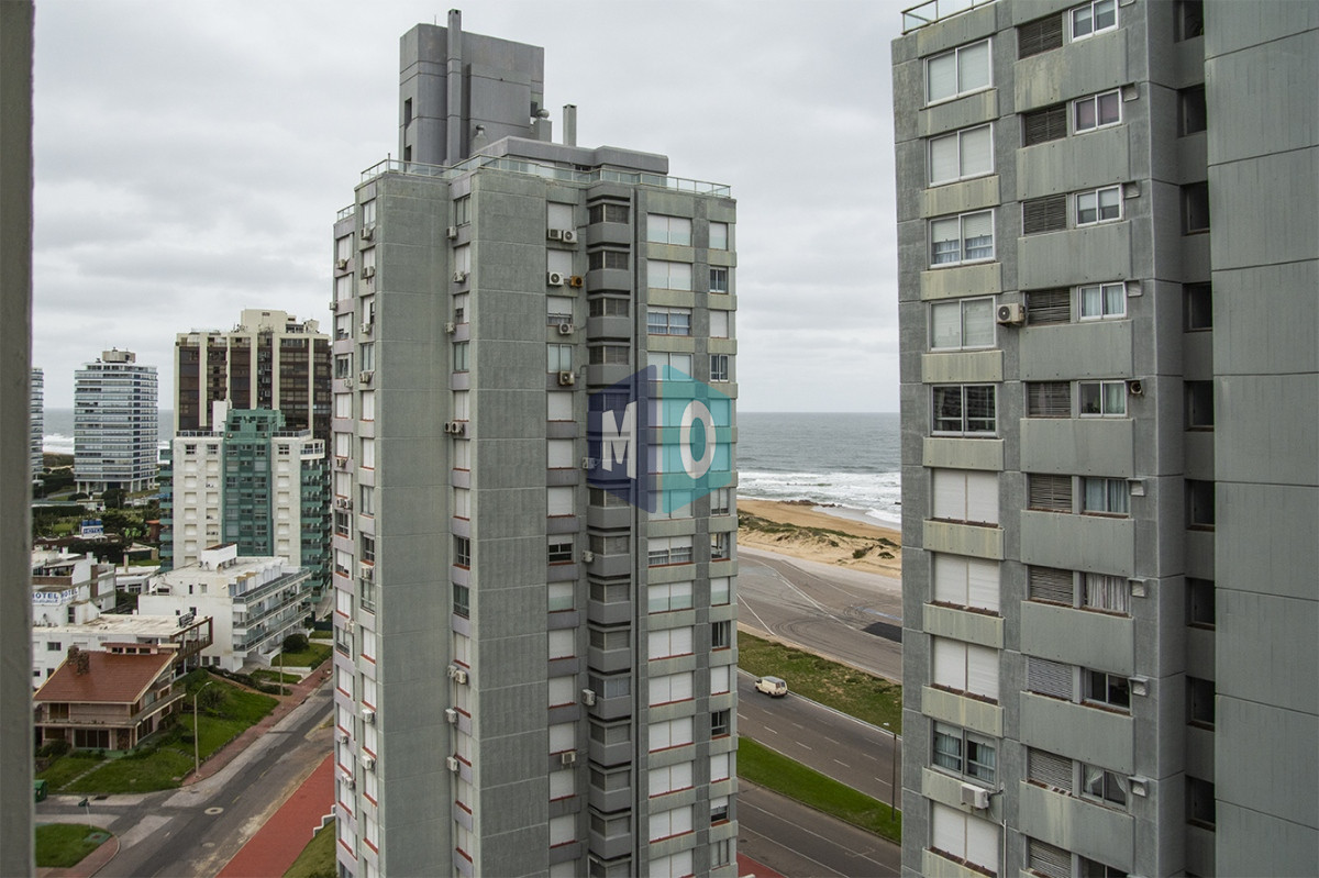 Apartamento ID.948 - Apartamento en Venta de 3 dormitorios en parada 2 de playa brava, cerca de servicios en Punta del Este 